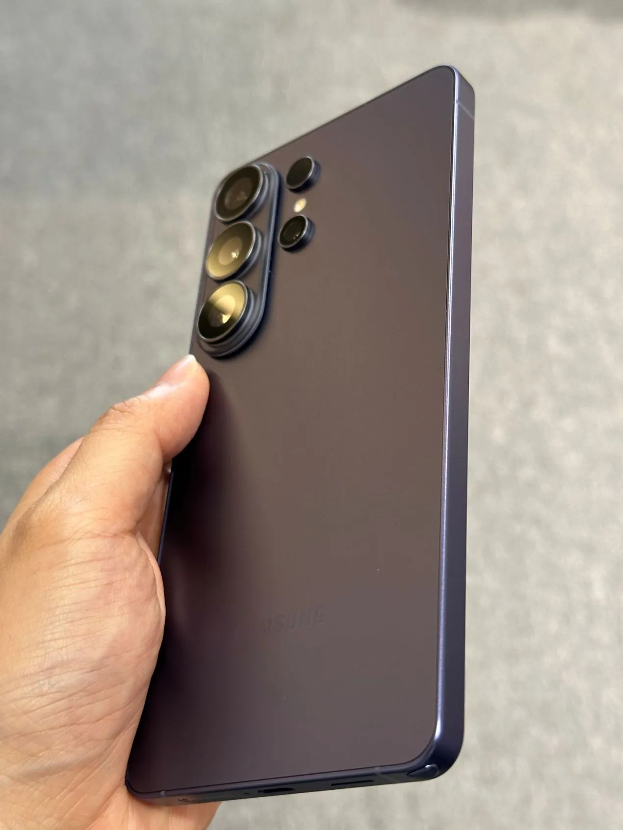 三星 Galaxy S26 Ultra 金屬邊框與背板顏色相同,質感加分 三星 Galaxy S26 Ultra 金屬邊框與背板顏色相同,質感加分